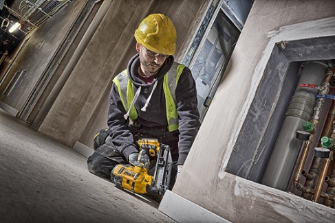 Ergonomia i bezpieczeństwo – nowe gwoździarki DEWALT®